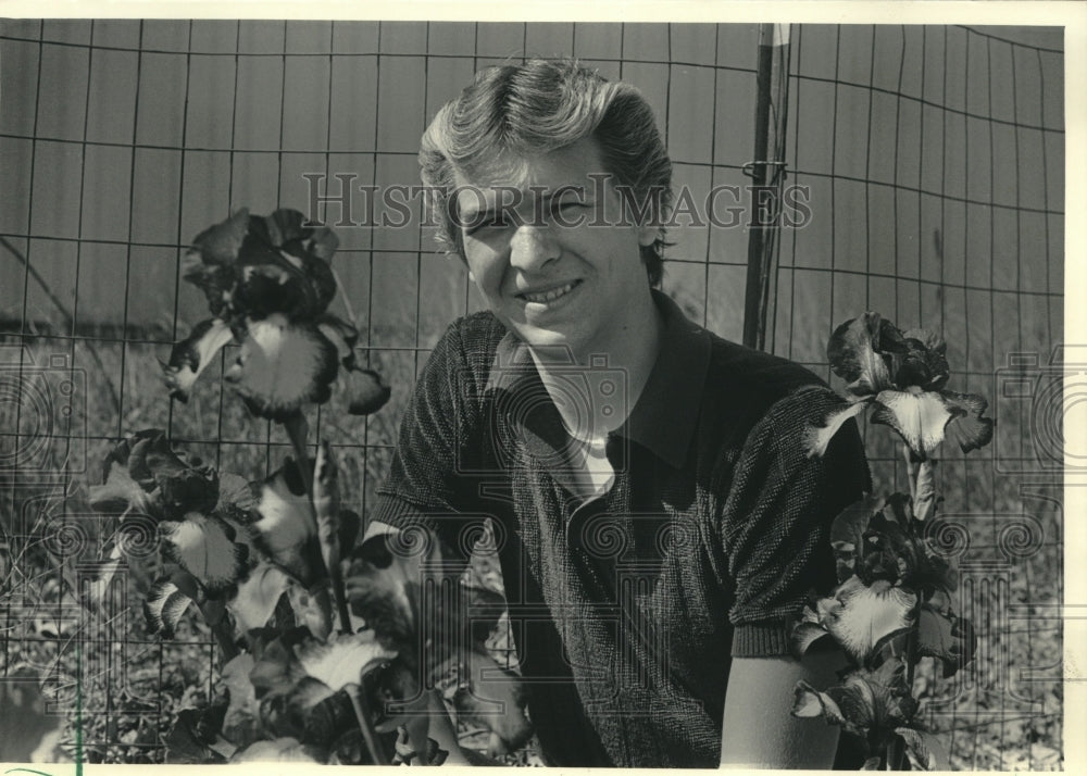 1985 A specialist in Iris, David Spence shows off flowers he grew - Historic Images
