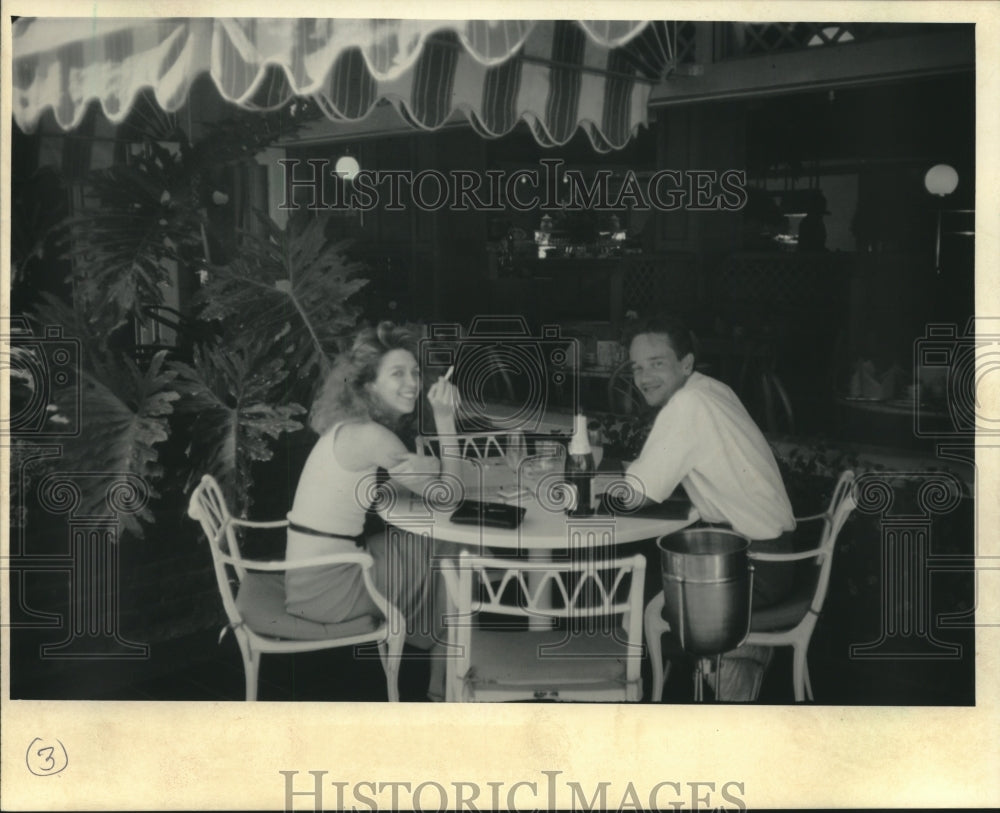 1985 Press Photo Couple Enjoys Drink At Hotel&#39;s Outdoor Cafe In Pretoria - Historic Images