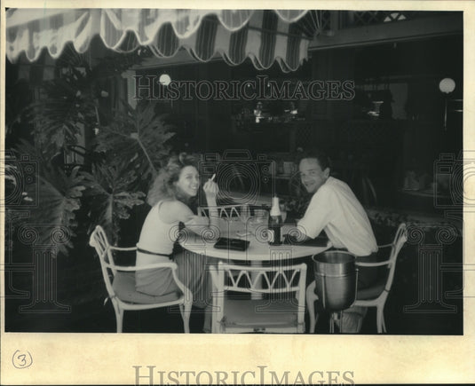 1985 Press Photo Couple Enjoys Drink At Hotel's Outdoor Cafe In Pretoria - Historic Images