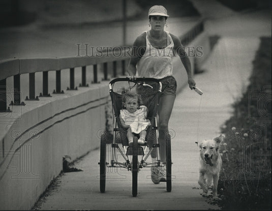 1992 Press Photo Ann Sanfelippo Trains For Triathlon With Family In Mequon - Historic Images