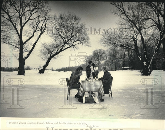 1985 Bitterman President Sanger Serves Couple At Brown Deer Park - Historic Images