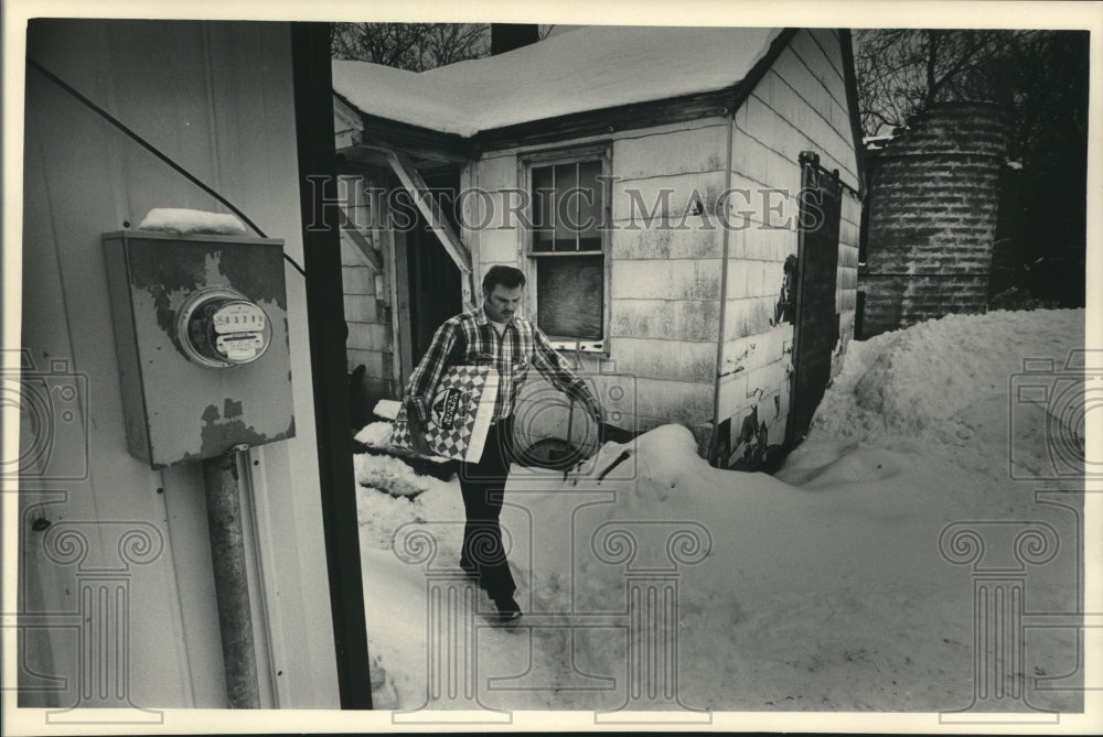 1986 Suspended Police Chief Michael Schertz Carries Things At Home - Historic Images