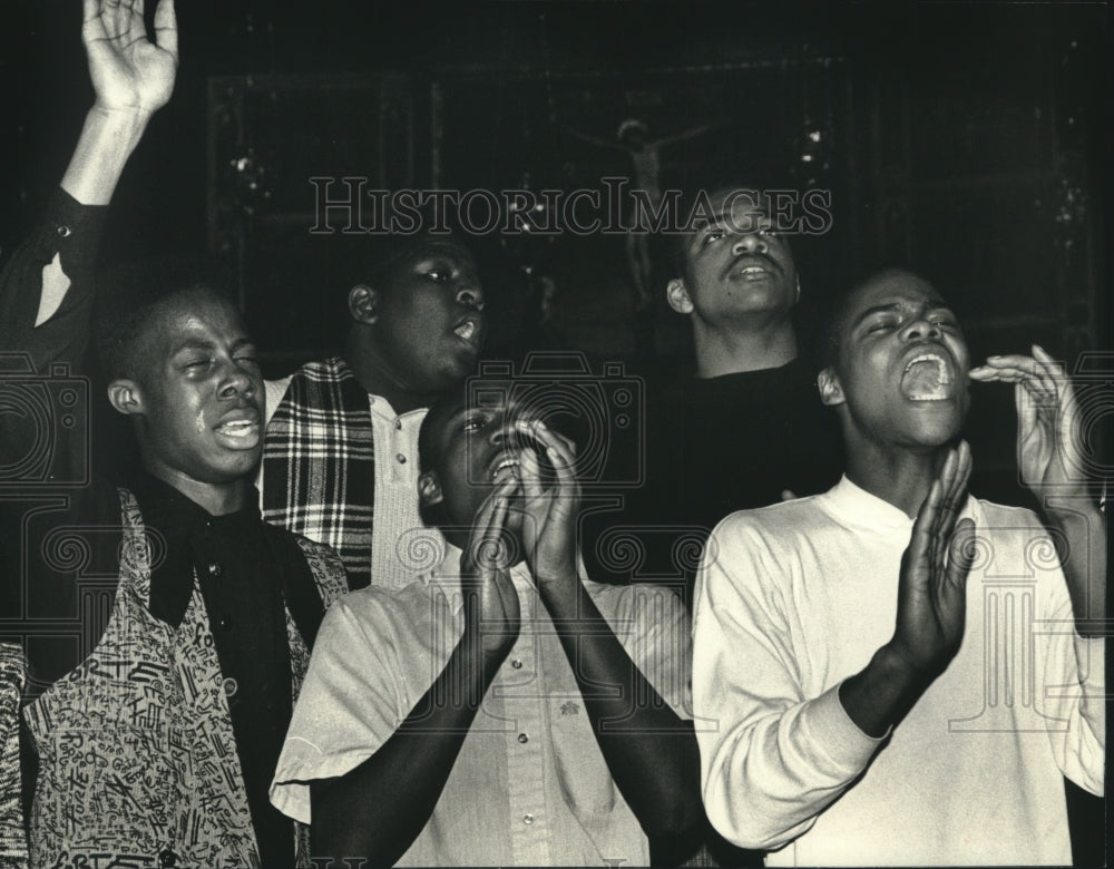 1990 Press Photo Community Choir sings at All Saints Cathedral, United States. - Historic Images