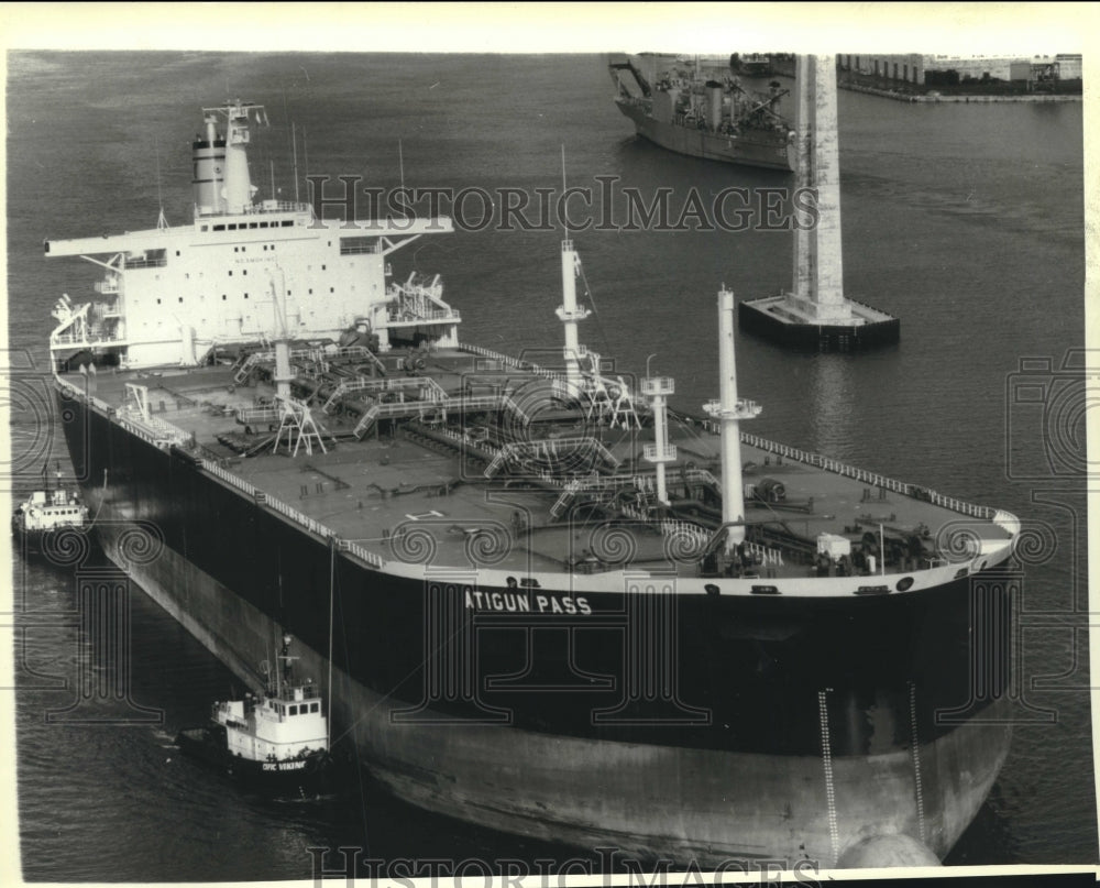 1978 Press Photo The Atigun Pass, a tanker entering San Diego Harbor, CA - Historic Images