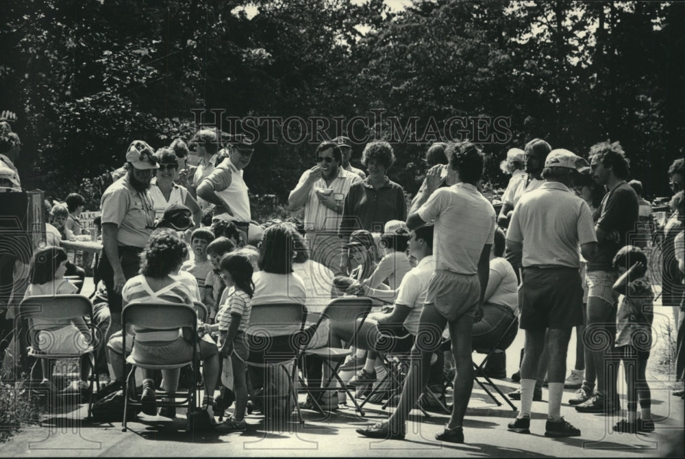 1985, Strawberry Sunday activities at Schlitz Audubon Center - Historic Images