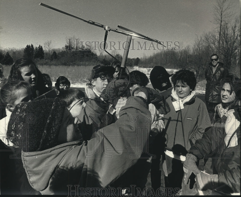 1990 Press Photo Brendan Butler listens for deer at Schlitz Audubon Center - Historic Images