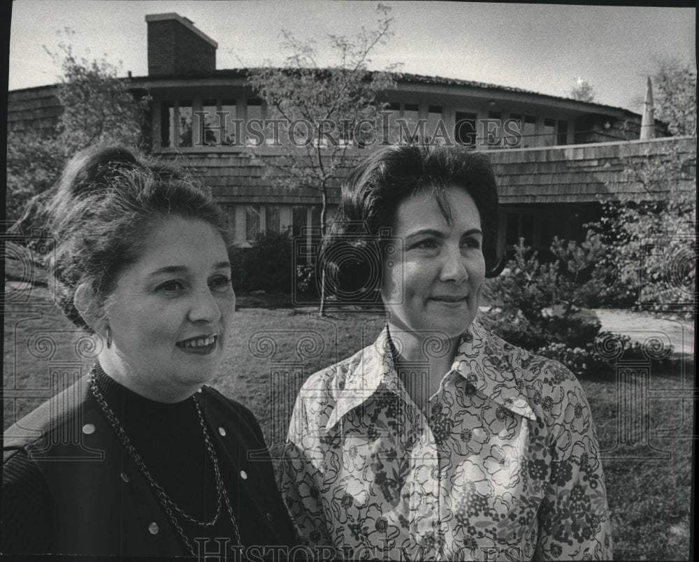 1973 Press Photo Mrs. Kowalski, Mrs. Schinneller, front of the Schinneller home-Historic Images