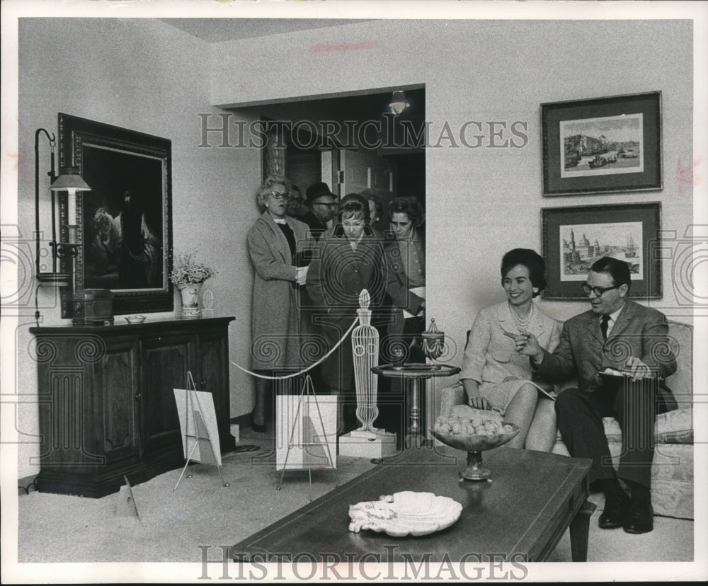 1963 Press Photo Mrs. Robert D. Sullivan at tour of home show home, Wisconsin - Historic Images