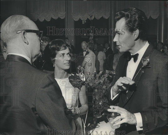 1969 Press Photo Kenneth Schermerhorn & others at Uihlein Hall, Wisconsin - Historic Images