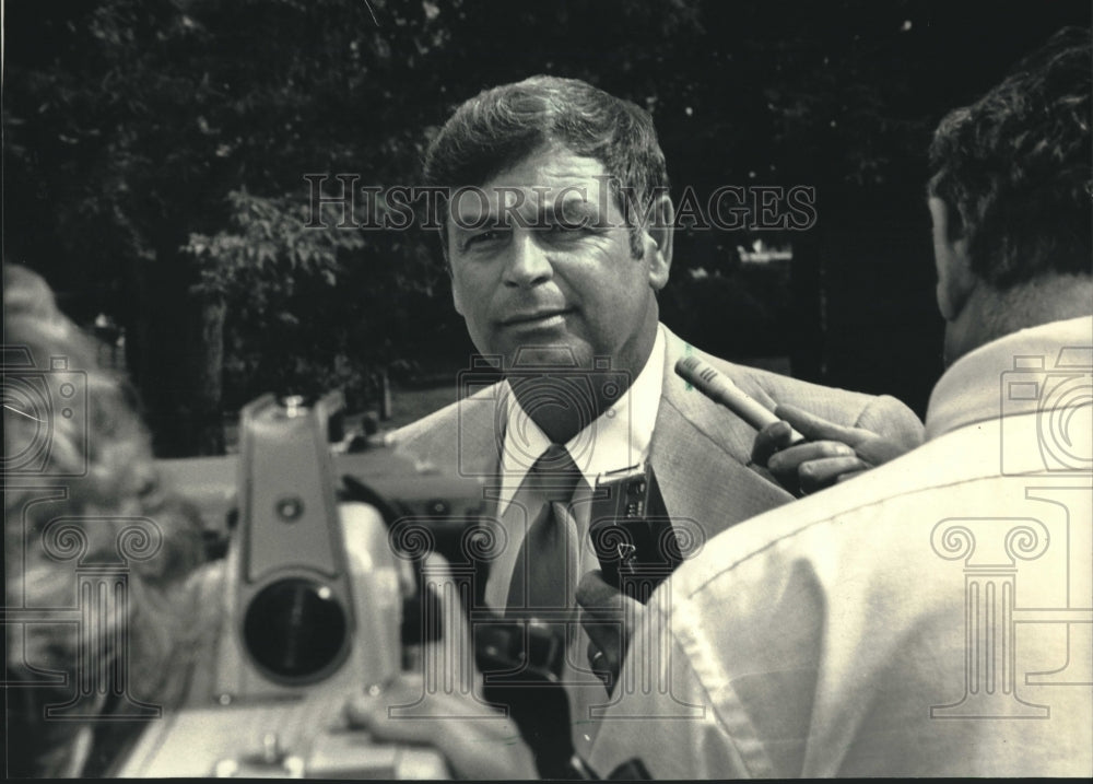 1987, Sheriff LeRoy Schillinger Speaks To Reporters In Wausau - Historic Images