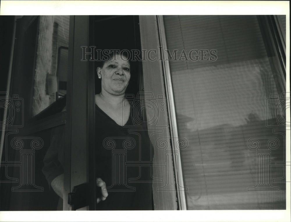 1994 Press Photo Cora Deberry, Beneficiary of Security Deposit Guarantee Program - Historic Images