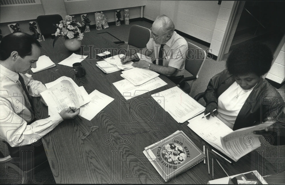 1989 Press Photo Educational team works to improve 65th Street school - Historic Images