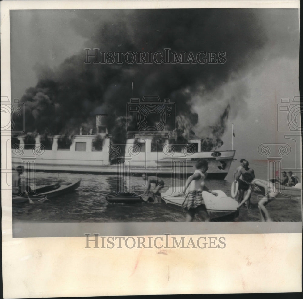 1982 Press Photo people rescued from burning Kaiserpfalz near Lindau, Germany - Historic Images