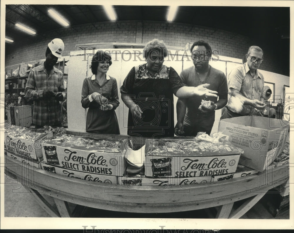 1983 Press Photo Sorting radishes at Second Harvesters warehouse for food bank - Historic Images