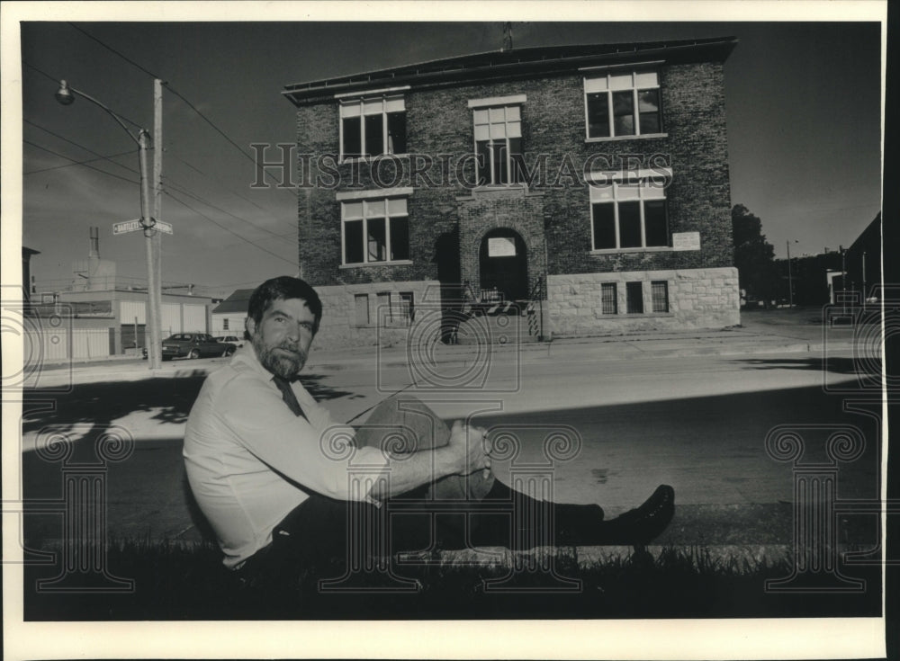 1987 Press Photo Milwaukee community activist, Ted Seaver, poses for photo - Historic Images