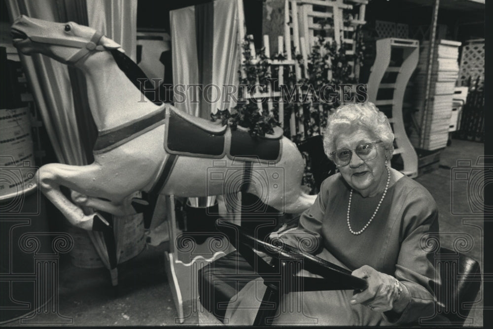 1991 Press Photo Amalia Seeger, retired chairman of Badger Exposition Service - Historic Images