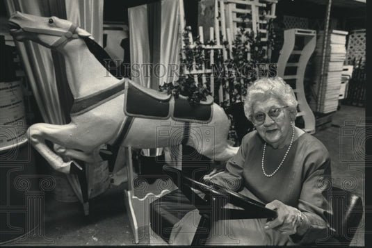 1991 Press Photo Amalia Seeger, retired chairman of Badger Exposition Service - Historic Images