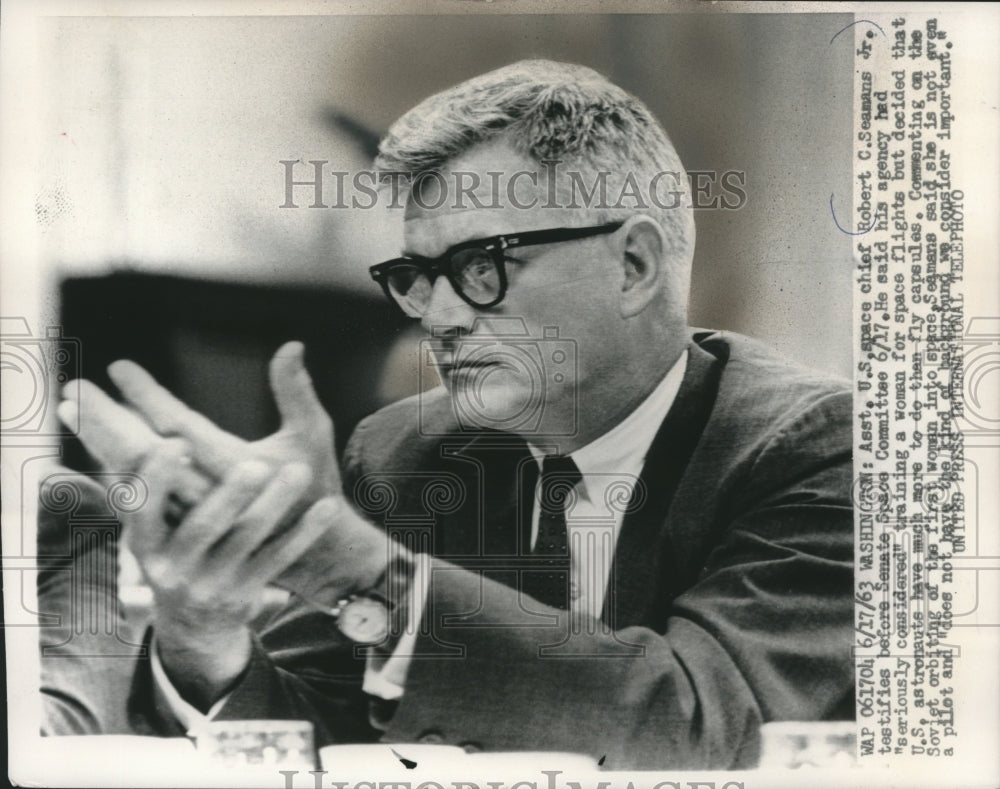 1963 Press Photo Robert Seamans Jr. testifies before Senate Space Committee - Historic Images