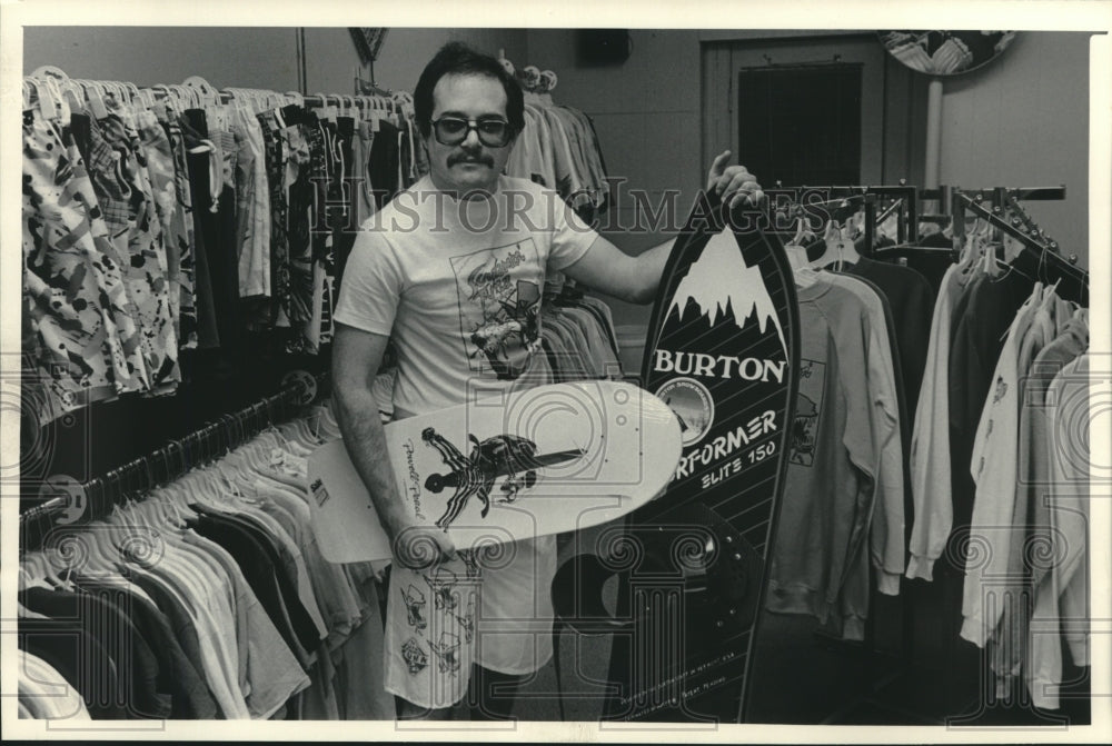 1986 Steve Shapson, owner of &quot;Screaming Tuna&quot; shop, in his store - Historic Images