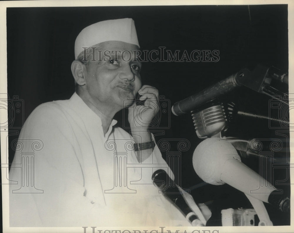 1964, India's Prime Minister Lal Bahadur Shastri at press conference - Historic Images