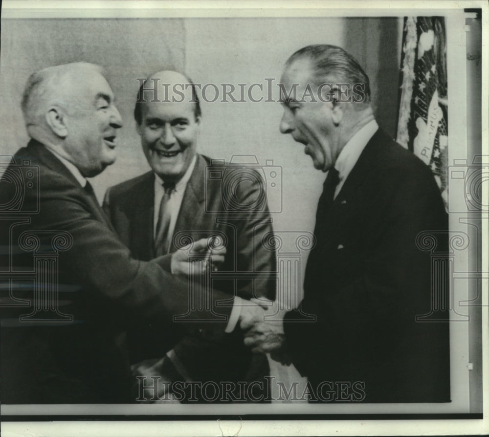 1966 Press Photo President Lyndon B. Johnson Presenting Senator Ervin with Pen - Historic Images