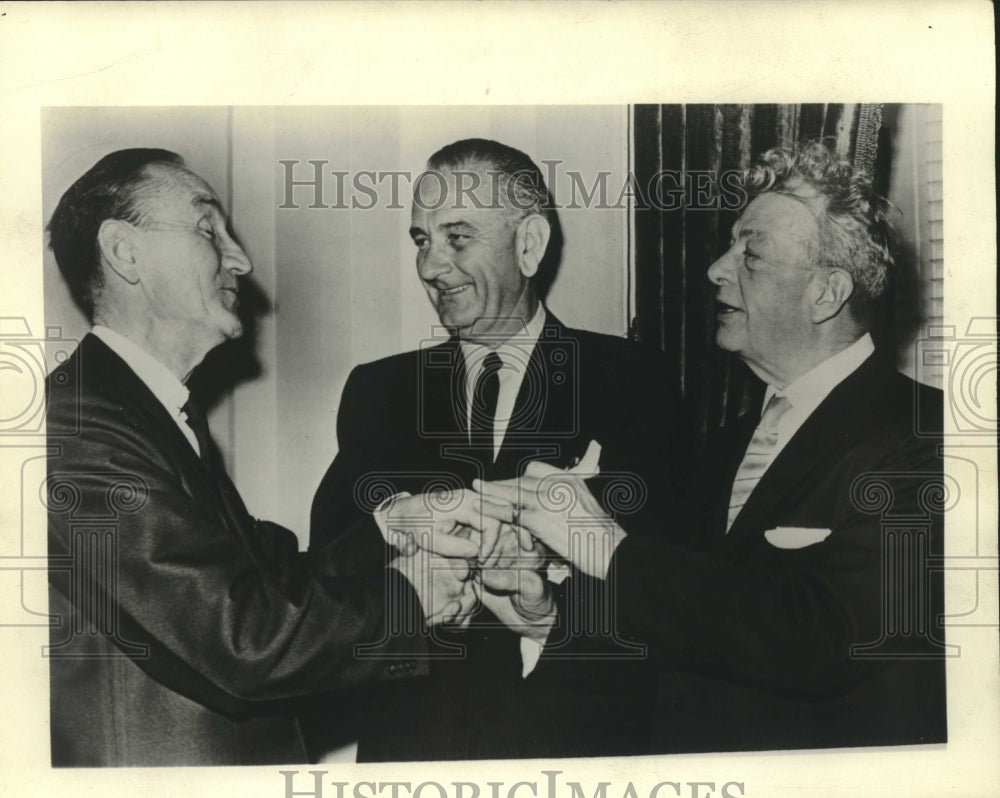 1961 Press Photo Vice President Lyndon B. Johnson and company join hands - Historic Images
