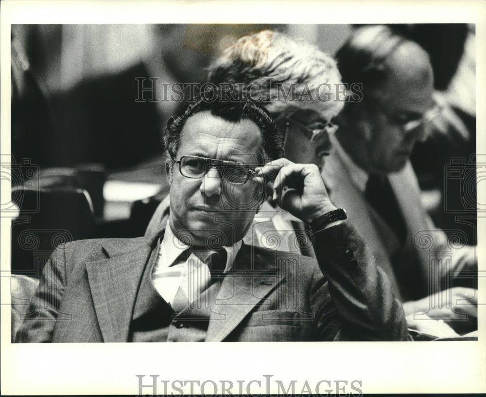 1981 Press Photo Representative John Shabaz at State Assembly session in Madison - Historic Images