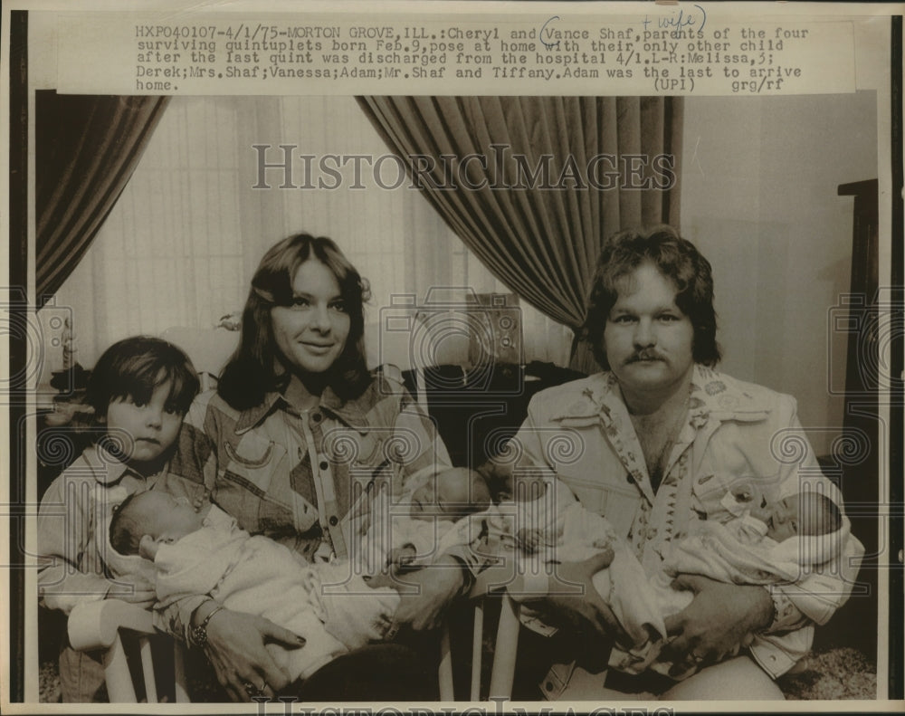 1975 Press Photo Cheryl &amp; Vance Shaff with their children at their Illinois home - Historic Images