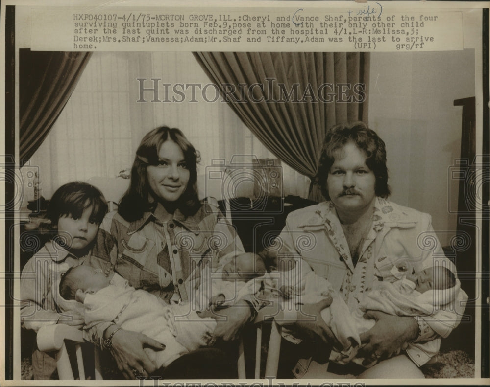1975 Press Photo Cheryl & Vance Shaff with their children at their Illinois home - Historic Images