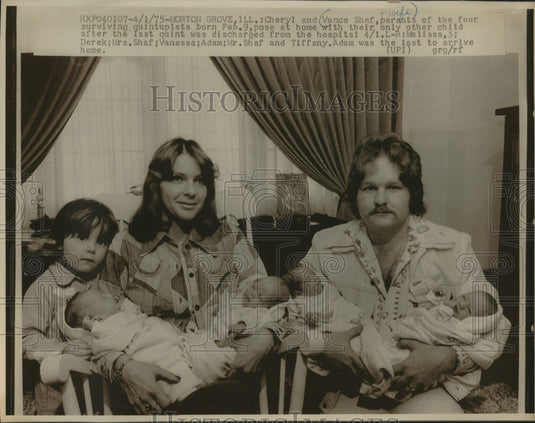 1975 Press Photo Cheryl & Vance Shaff with their children at their Illinois home - Historic Images