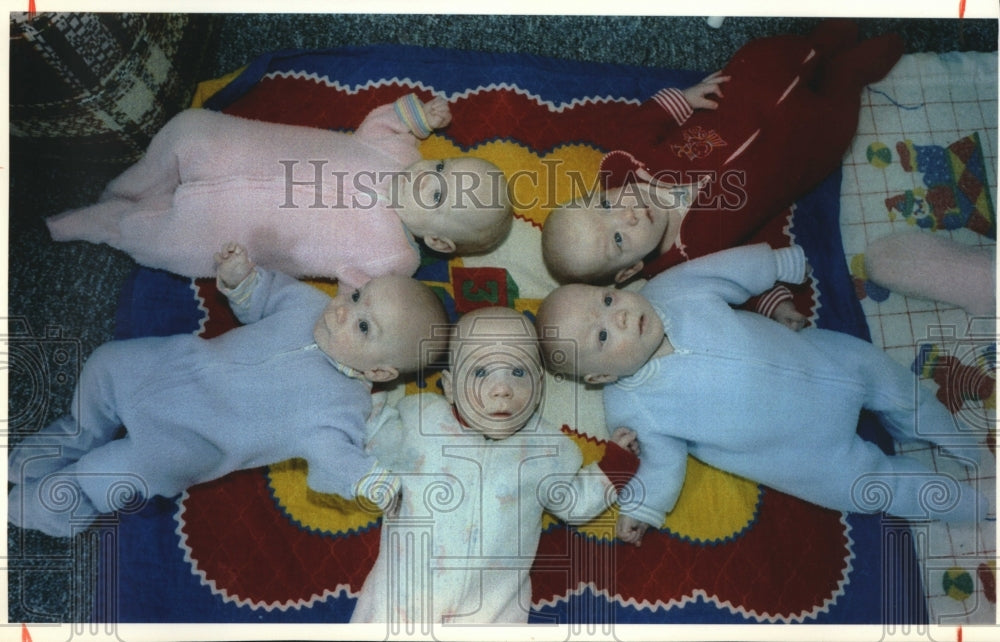 1993 Andrew &amp; Debboe Seibel&#39;s quintuplets in their Fond du Lac home - Historic Images