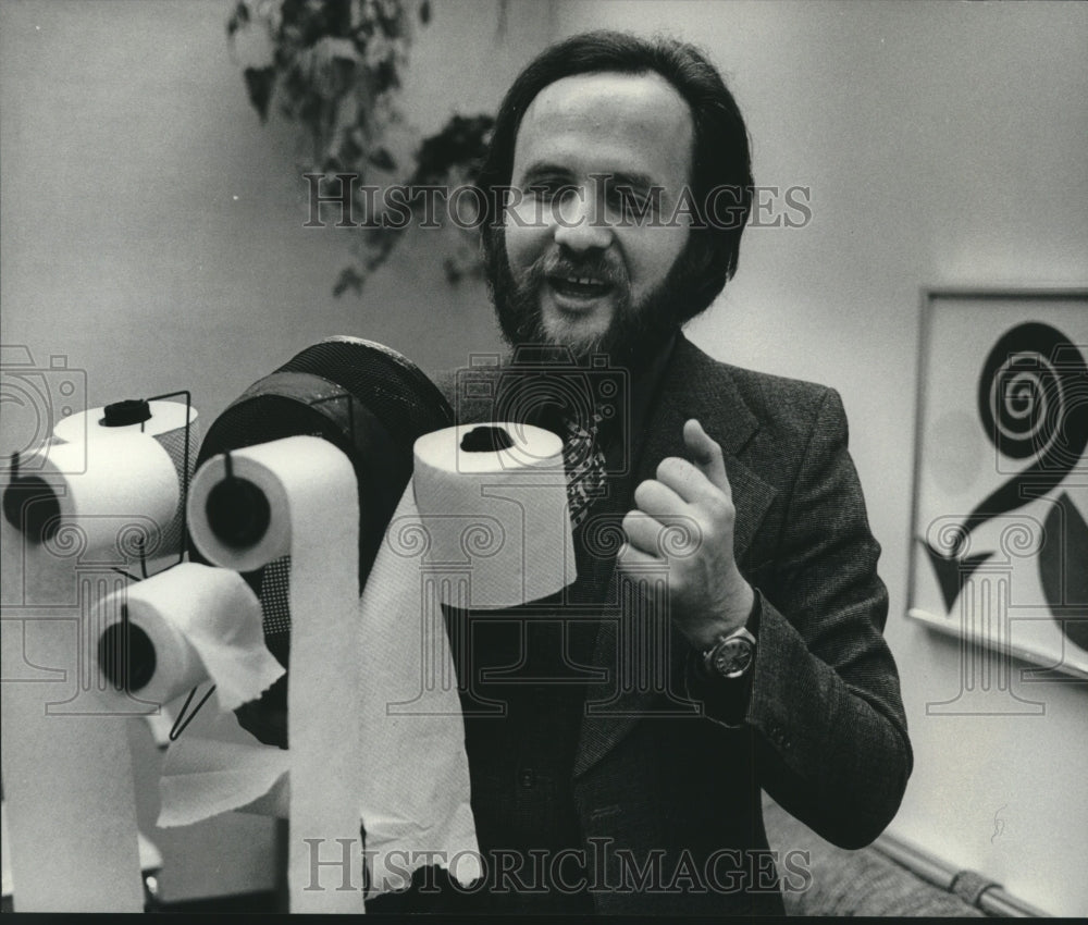 1979 Press Photo &quot;Mummenschanz&quot; producer, Arthur Shafman, holds tissue rolls - Historic Images