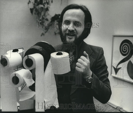 1979 Press Photo "Mummenschanz" producer, Arthur Shafman, holds tissue rolls - Historic Images