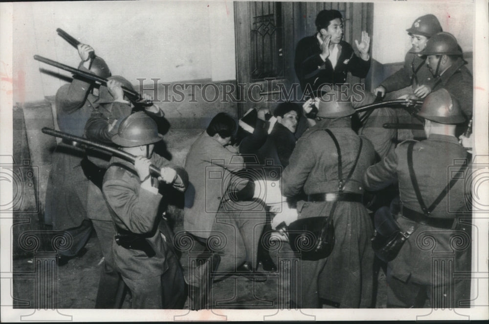 1961 Press Photo Police subdue demonstrators at San Marcos University, Peru - Historic Images