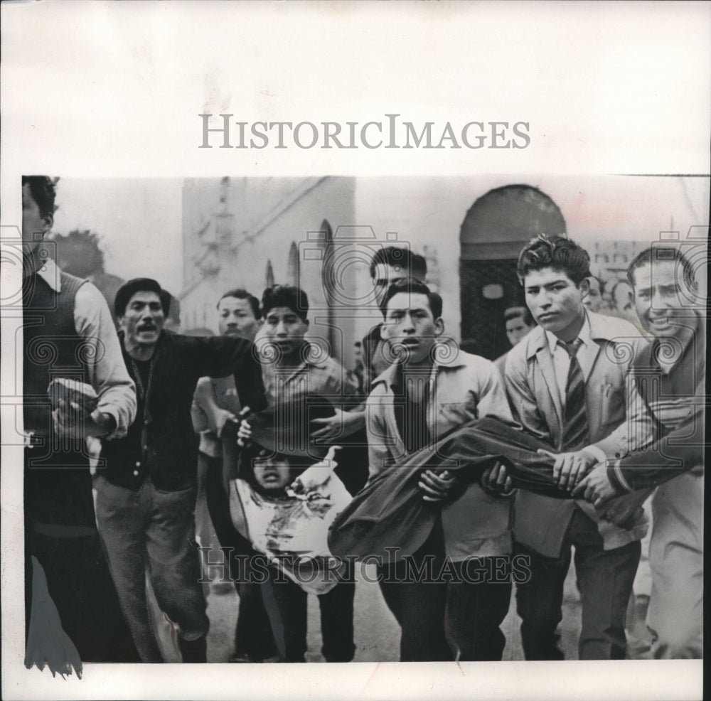 1966 Press Photo Peruvian strikers carry injured comrade in Lima, Peru - Historic Images