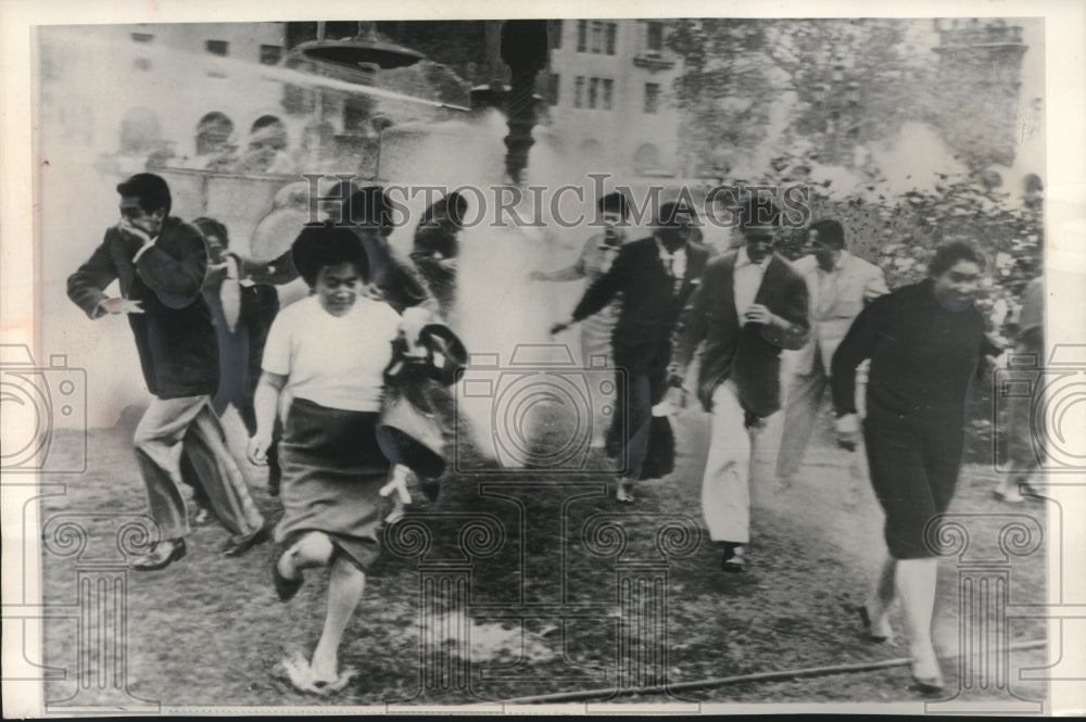 1961 Press Photo Peruvian school teachers running from tear gas in Lima - Historic Images
