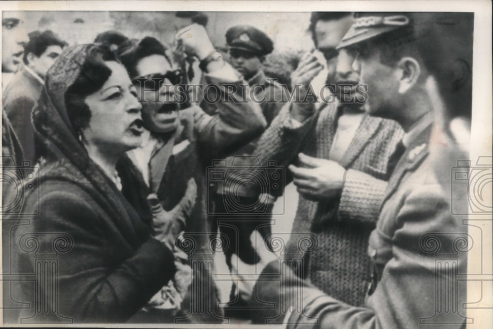 1962 Press Photo Peruvian woman argued with a policeman at a demonstration, Peru - Historic Images