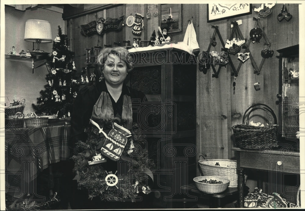 1988 Press Photo Barbara Persinger owns Christmass in Port shop, Port Washington - Historic Images