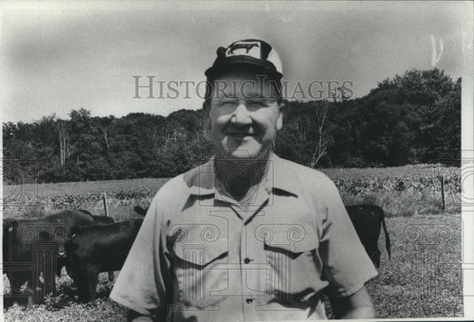 1977 Press Photo State Fair Board Member Ray Johnson Is Outdoors In Brodhead - Historic Images