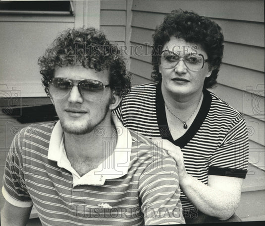 1983 Press Photo Brian Jensen With Mother Nina SIt Outside Home In Milwaukee - Historic Images