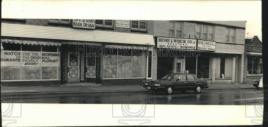 1988, Front Of Flower Shop Owned By Gerald Karolus In Milwaukee - Historic Images