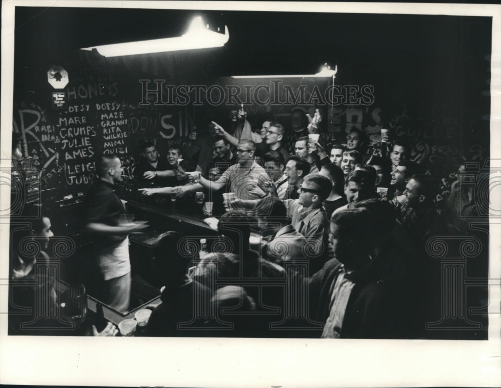 1963 Press Photo University of Wisconsin Students at Bar on Madison Campus - Historic Images