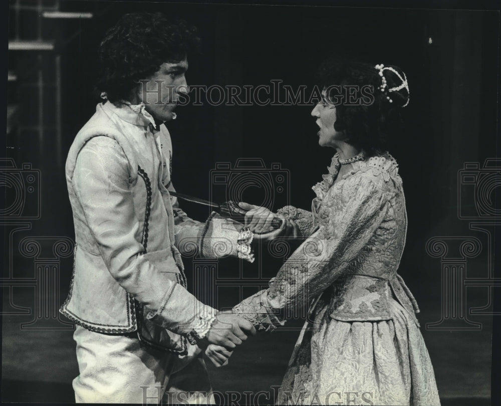1982 Press Photo Students in University of Wisconsin-Milwaukee Production - Historic Images