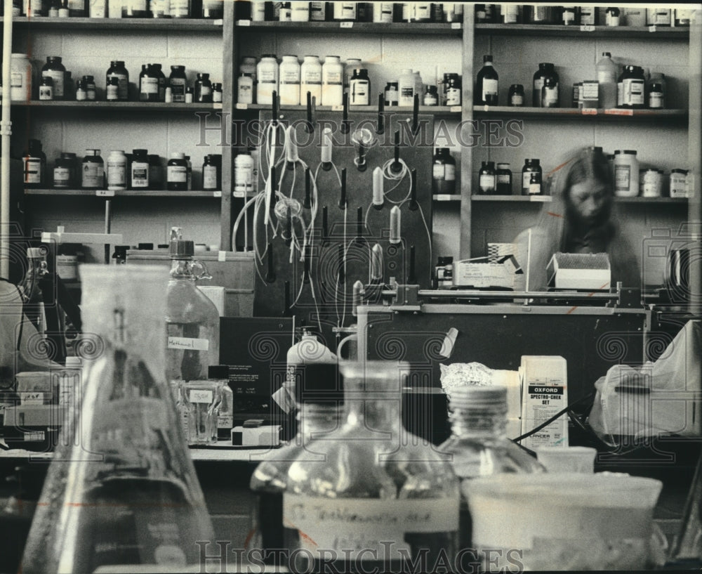 1983 University Wisconsin-Milwaukee biology lab experiments done. - Historic Images