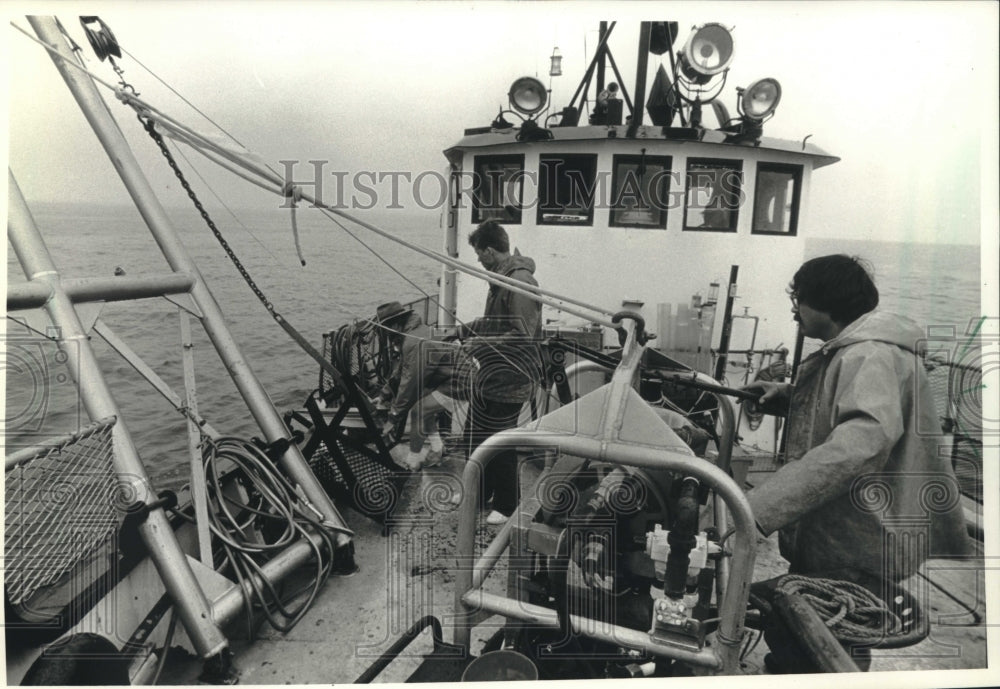 1994 Press Photo Great Lake Studies from UW put Benthic lander over, Milwaukee. - Historic Images