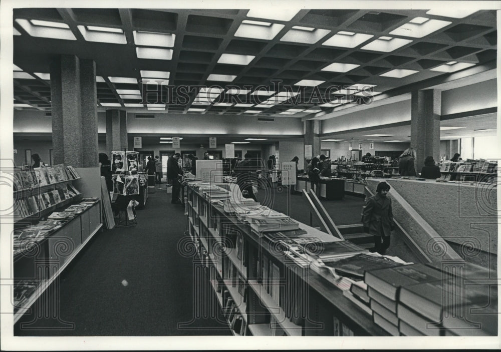 1972, Students in Student Union bookstore at UWM, Wisconsin. - Historic Images