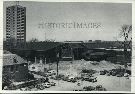 1977 Press Photo New physical education building at UWM, next to Hall, Wisconsin - Historic Images
