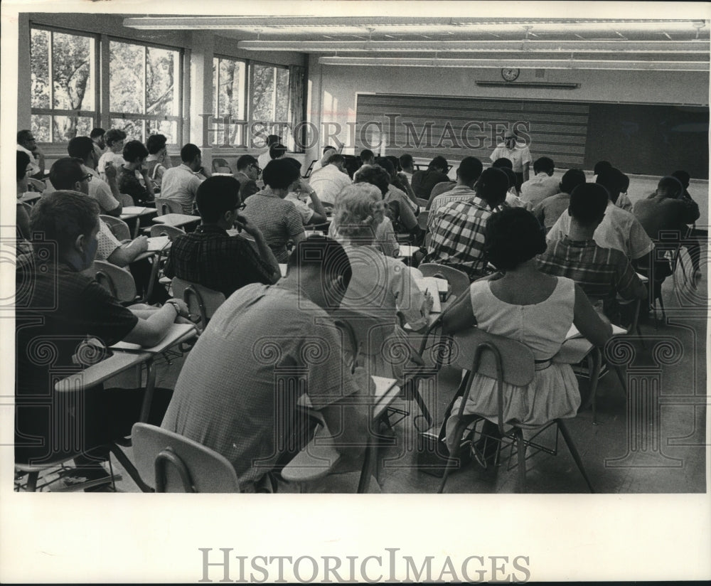 1963 Press Photo Lee Lawrence teaches students History at UWM, Wisconsin. - Historic Images