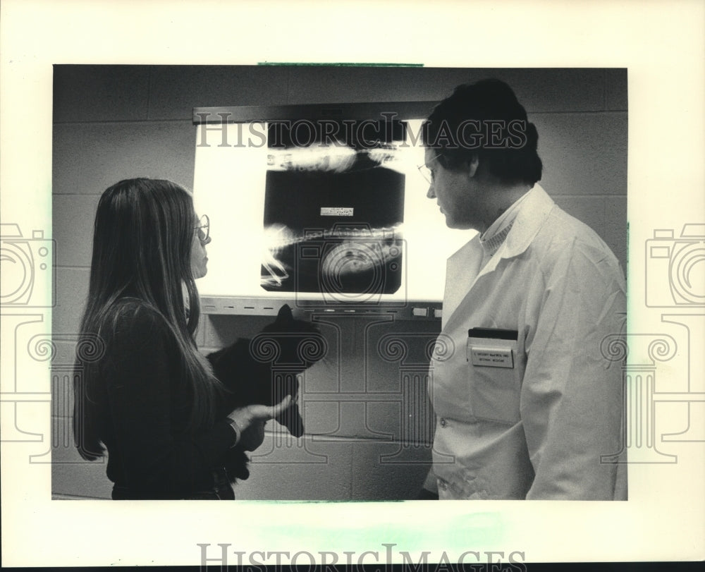 1983 Press Photo Ridgeway And MacEwen See X-Rays, UW-Madison Veterinary School - Historic Images