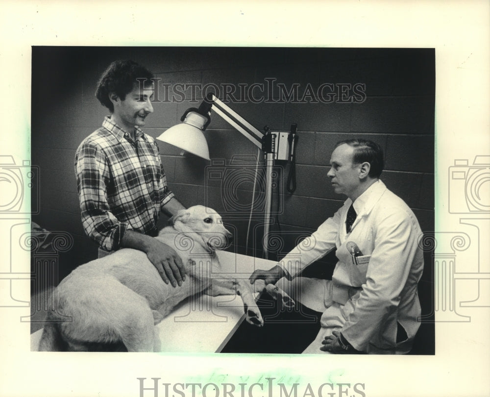 1983 Danny Smith And R.T. Dueland Examine Dog At UW-Madison School - Historic Images